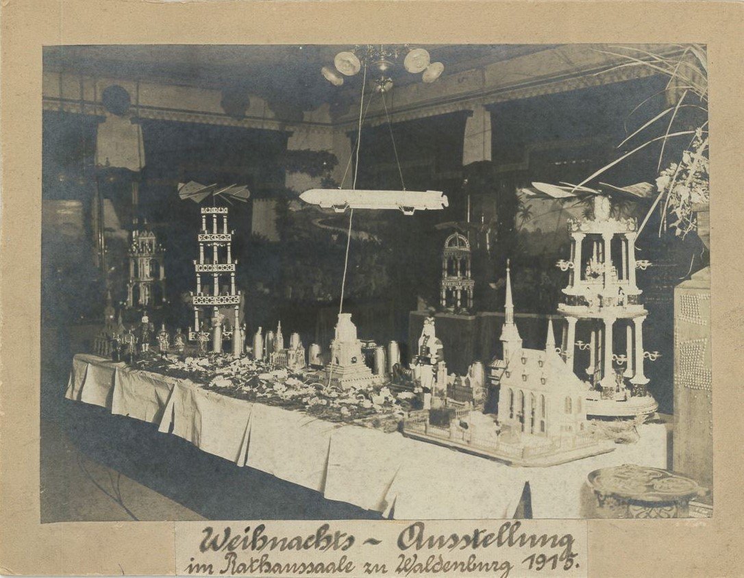 "Weihnachts-Ausstellung im Rathaussaale zu Waldenburg 1915" (Museum - Naturalienkabinett Waldenburg CC BY-NC-SA)