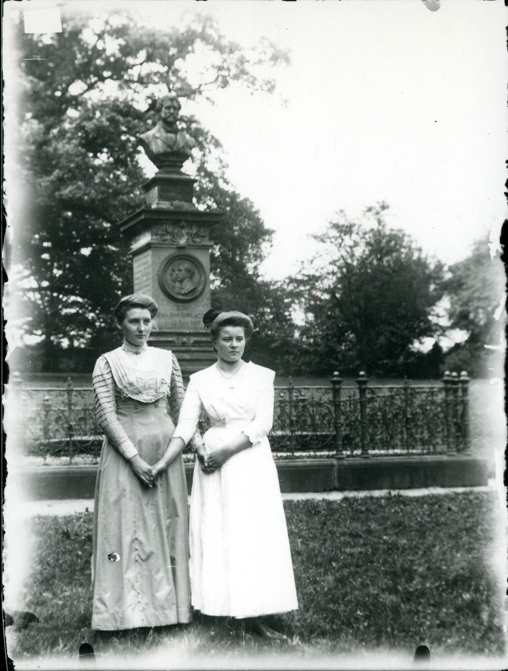 Zwei Frauen im Lustgarten in Waldenburg/Sachsen (Museum - Naturalienkabinett Waldenburg CC BY-NC-SA)