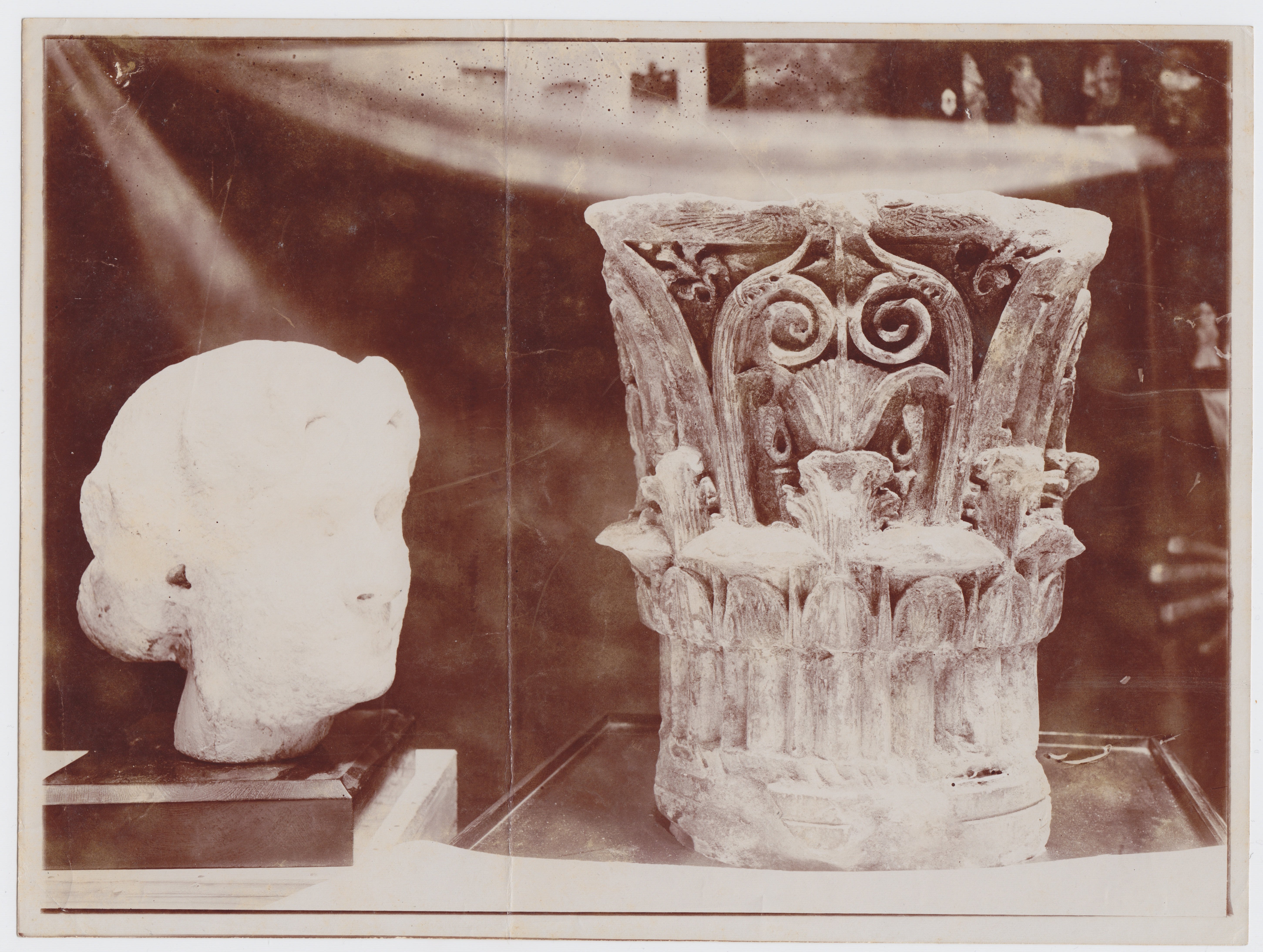 Skulptur eines Frauenkopfes und Säulenkapitell aus Alexandrien (Museum - Naturalienkabinett Waldenburg CC BY-NC-SA)