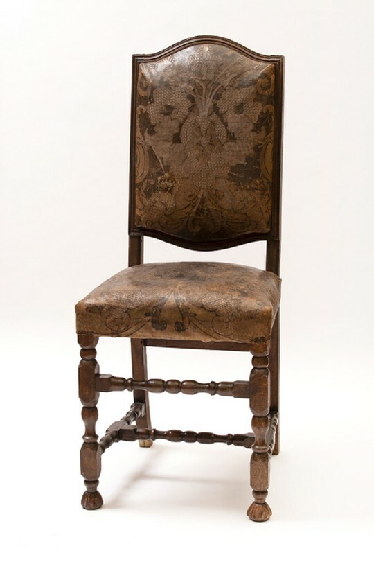 Stuhl mit Goldlederbespannung, Lehne Motiv Nr. 12 , Sitzfläche Motiv Nr. 10 (SBG gGmbH CC BY-NC-SA)