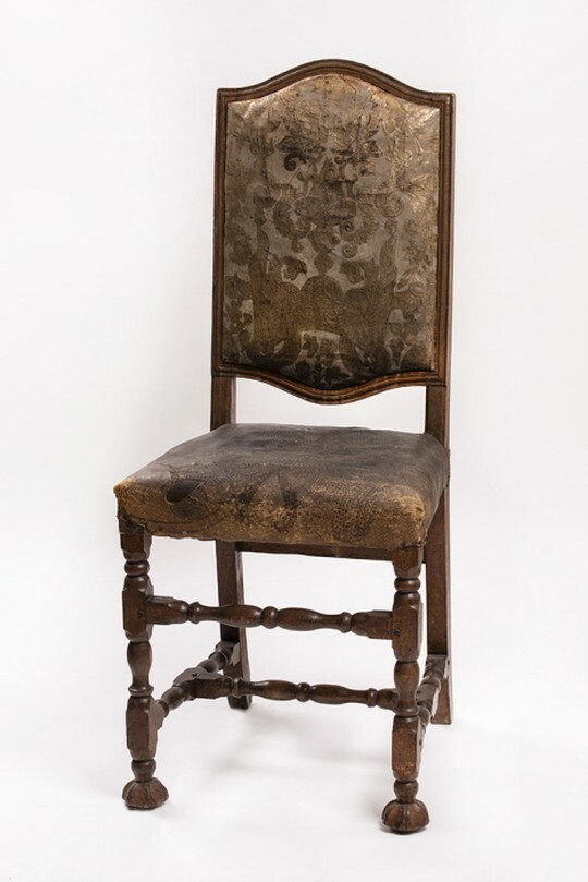 Stuhl mit Goldlederbespannung Lehne Motiv Nr. 13, Sitz Motiv Nr. 11 (SBG gGmbH CC BY-NC-SA)