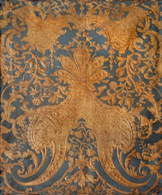 Goldledertapete, ornamentales Motiv Nr. 14, geprägt, bemalt (SBG gGmbH CC BY-NC-SA)