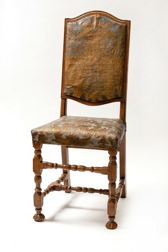 Stuhl mit Goldlederbespannung, Lehne Motiv Nr. 14, Sitzfläche Motiv Nr. 13 (SBG gGmbH CC BY-NC-SA)