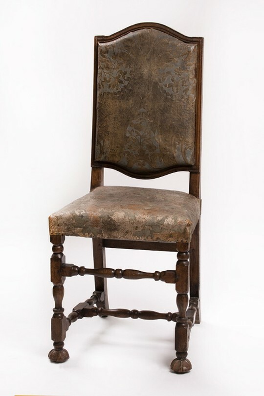 Stuhl mit Goldlederbespannung, Lehne Motiv Nr. 14, Sitz Motiv Nr. 13 (SBG gGmbH CC BY-NC-SA)