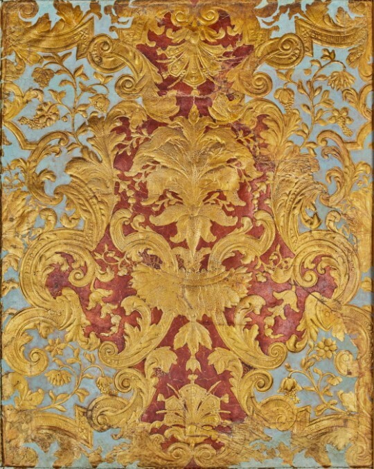 Goldledertapete, ornamentales Motiv Nr. 15, geprägt, bemalt (SBG gGmbH CC BY-NC-SA)