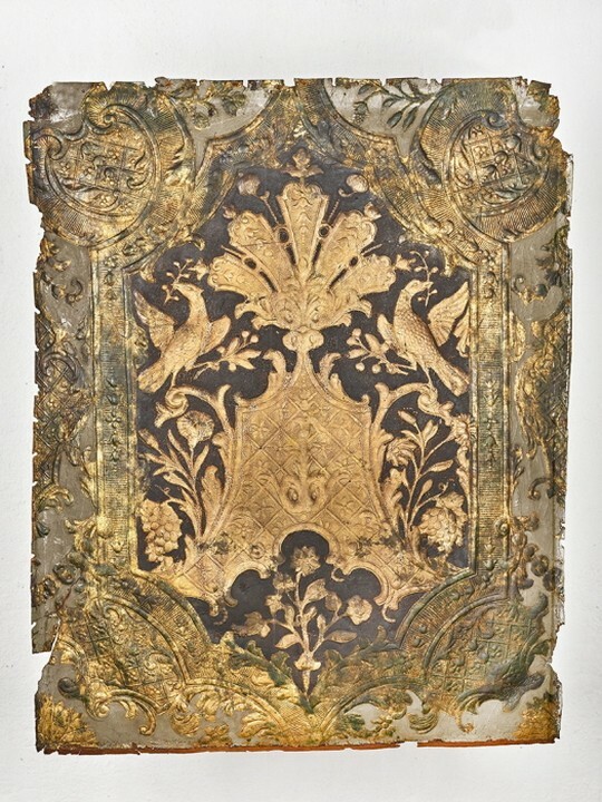 Goldledertapete, ornamentales Motiv Nr. 16, geprägt, bemalt (SBG gGmbH CC BY-NC-SA)