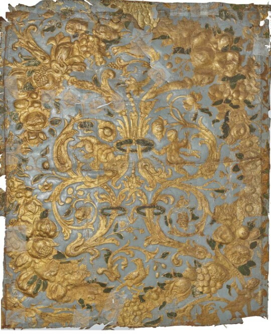 Goldledertapete, ornamentales Motiv Nr. 17, geprägt, bemalt (SBG gGmbH CC BY-NC-SA)