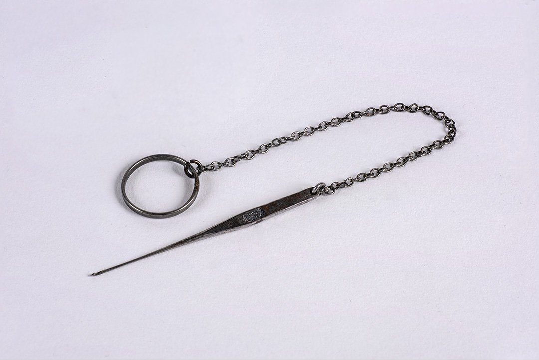 Nadel an einer Kette mit Ring; Purling/ tatting pin = Schlaufen Nadel (SBG gGmbH, Schloss Moritzburg CC BY-NC-SA)