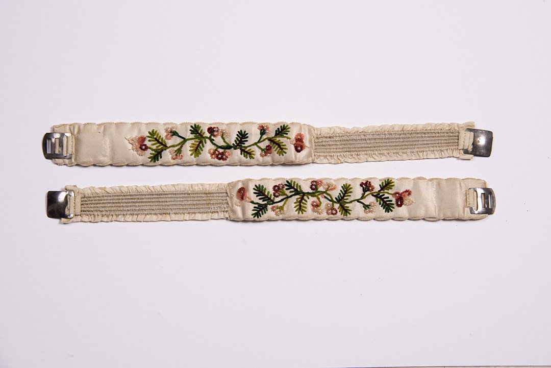 Strumpfbänder aus Seide mit Perlen und Cheneille bestickt (SBG gGmbH, Schloss Moritzburg CC BY-NC-SA)