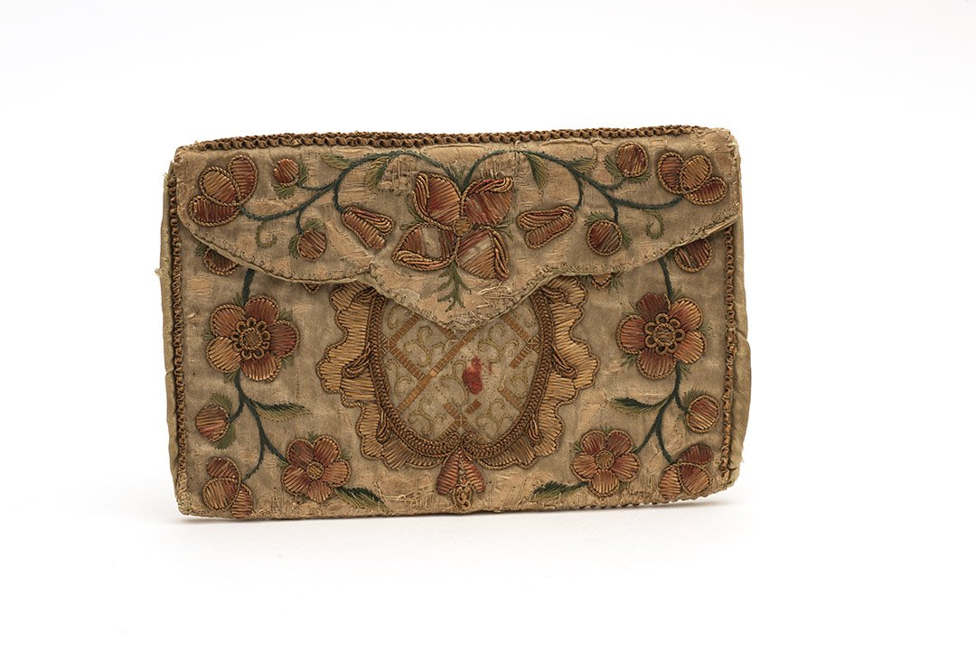 Brieftasche aus Seide mit Stroh bestickt (SBG gGmbH, Schloss Moritzburg CC BY-NC-SA)