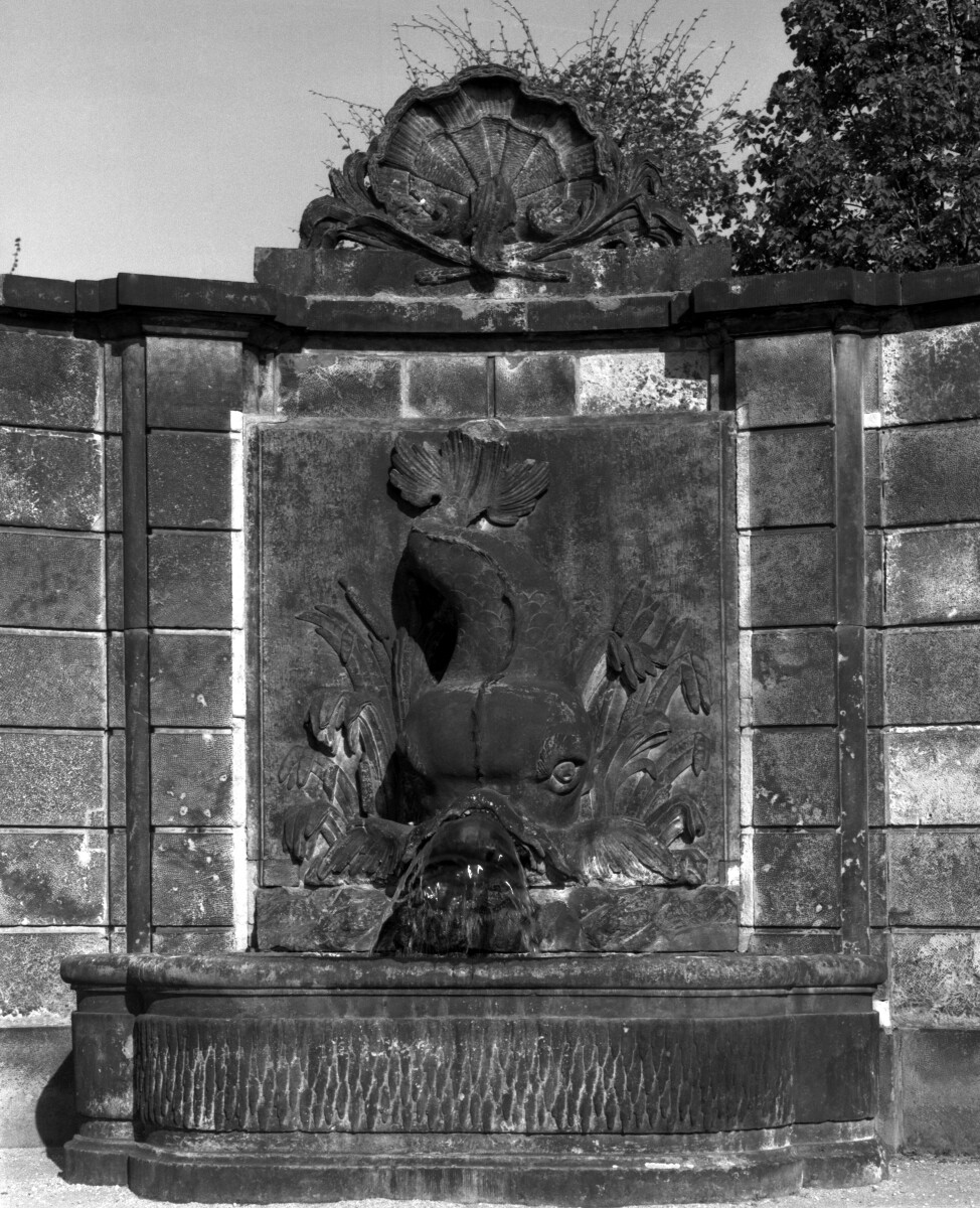 Delphinbrunnen, rechts vom Eingangsportal (SBG gGmbH CC BY-NC-SA)