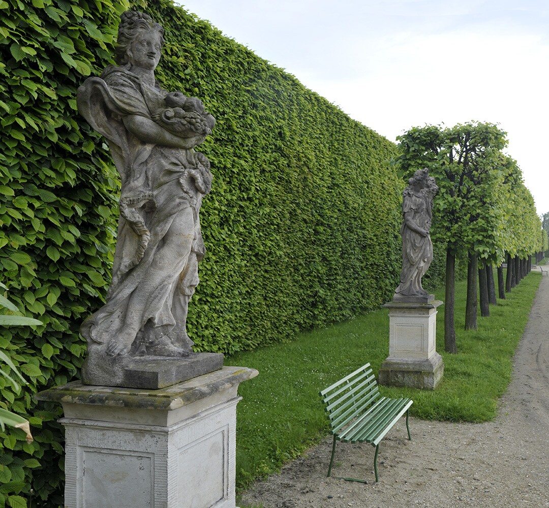 Schlösser und Gärten Sachsen, Barockgarten Großsedlitz, Pomona mit Fruchtkorb (Kopie) (SBG gGmbH CC BY-NC-SA)