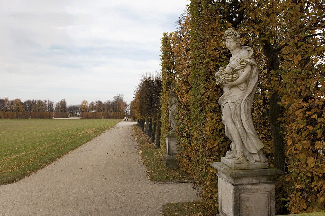 Schlösser und Gärten Sachsen, Barockgarten Großsedlitz, Pomona mit blumenverziertem Fruchtkorb (Kopie) (SBG gGmbH CC BY-NC-SA)