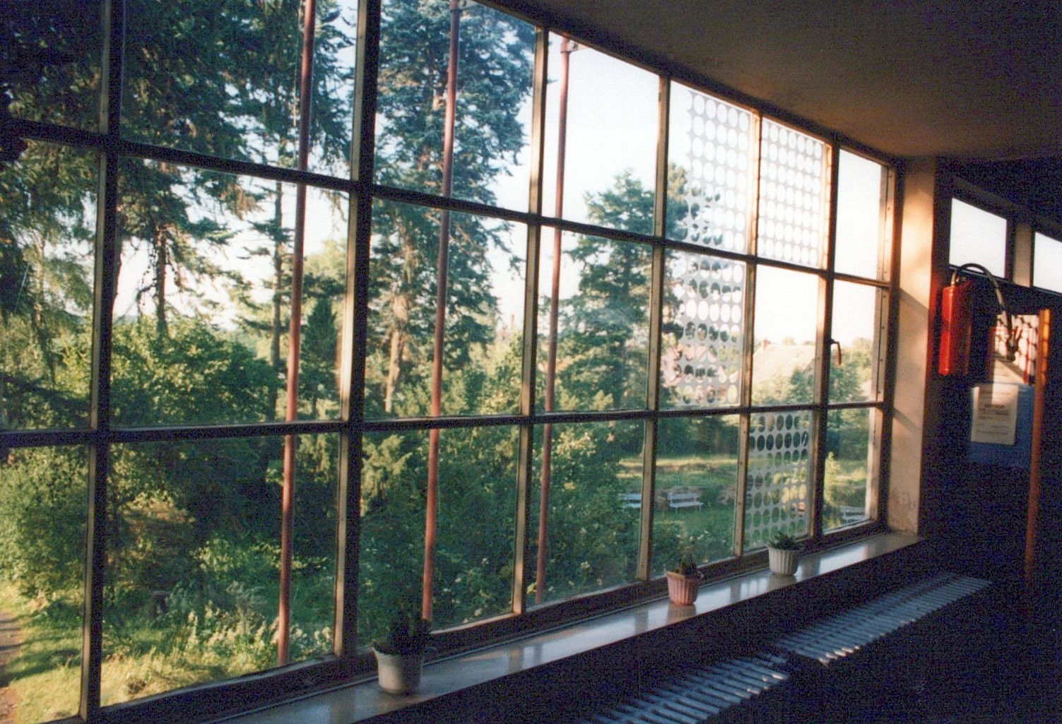 Fotografie: Gang Obergeschoss mit Fenstern (Haus Schminke RR-F)