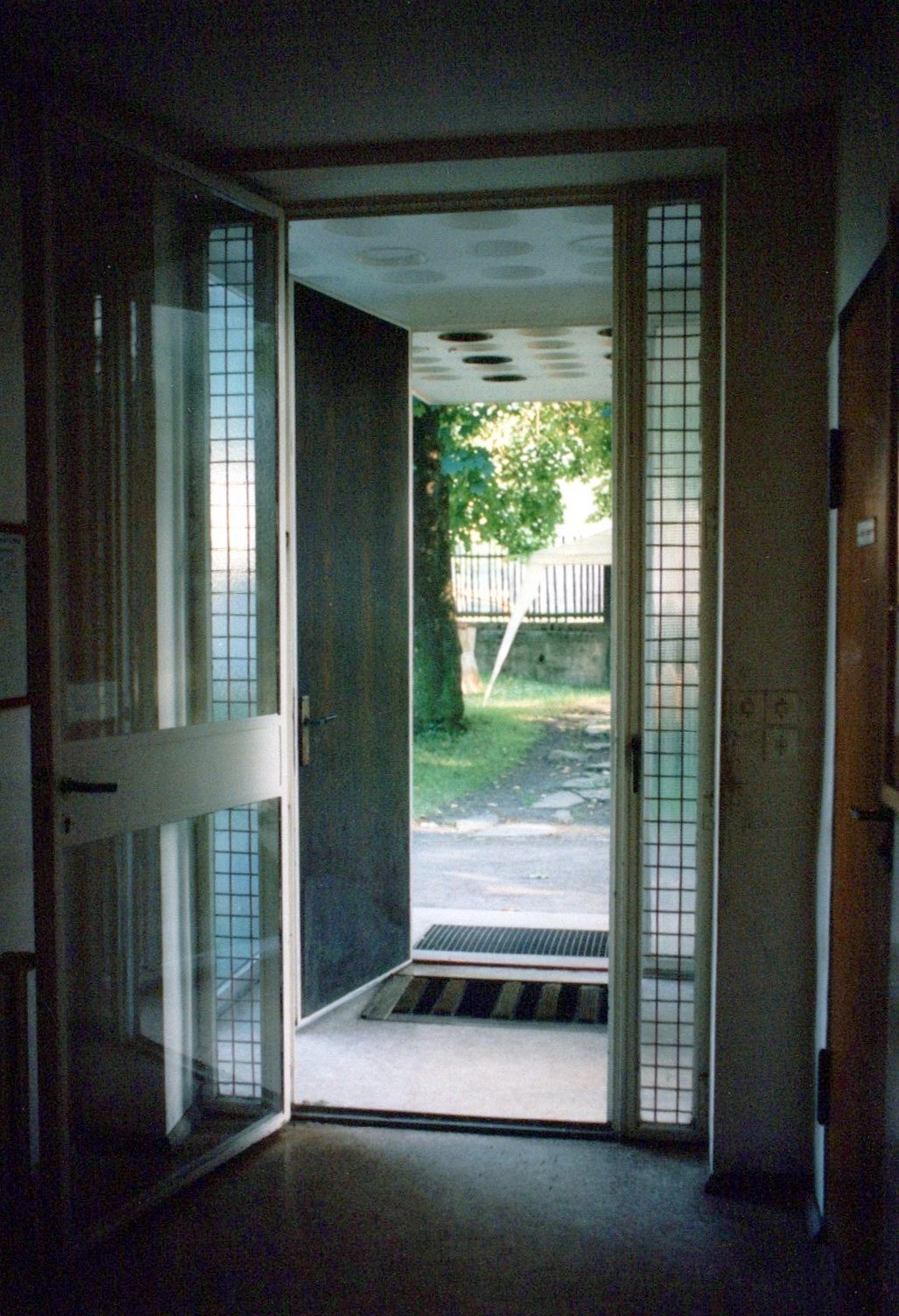 Fotografie: Eingangsbereich mit Zwischentür innen (Haus Schminke RR-F)