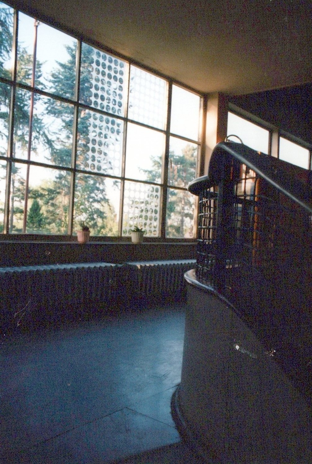 Fotografie: Treppenaufgang innen zum Obergeschoß oberer Gang mit Fenstern (Haus Schminke RR-F)