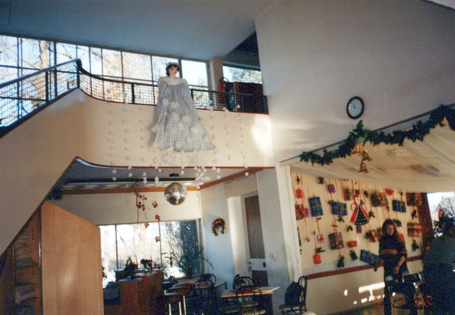 Fotografie: Essbereich mit Dekoration Girlanden, Puppen (Haus Schminke RR-F)