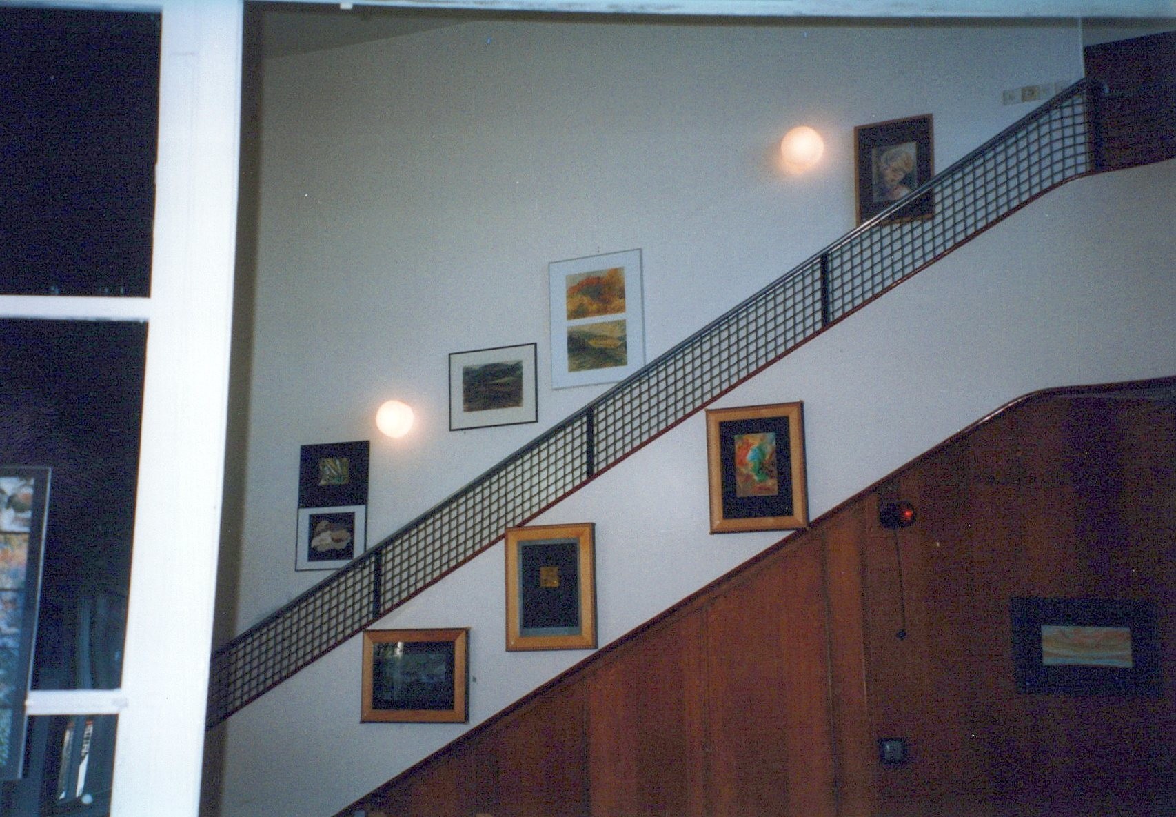 Fotografie: Treppenaufgang innen zum Obergeschoß mit Bildern an der Wand (Haus Schminke RR-F)