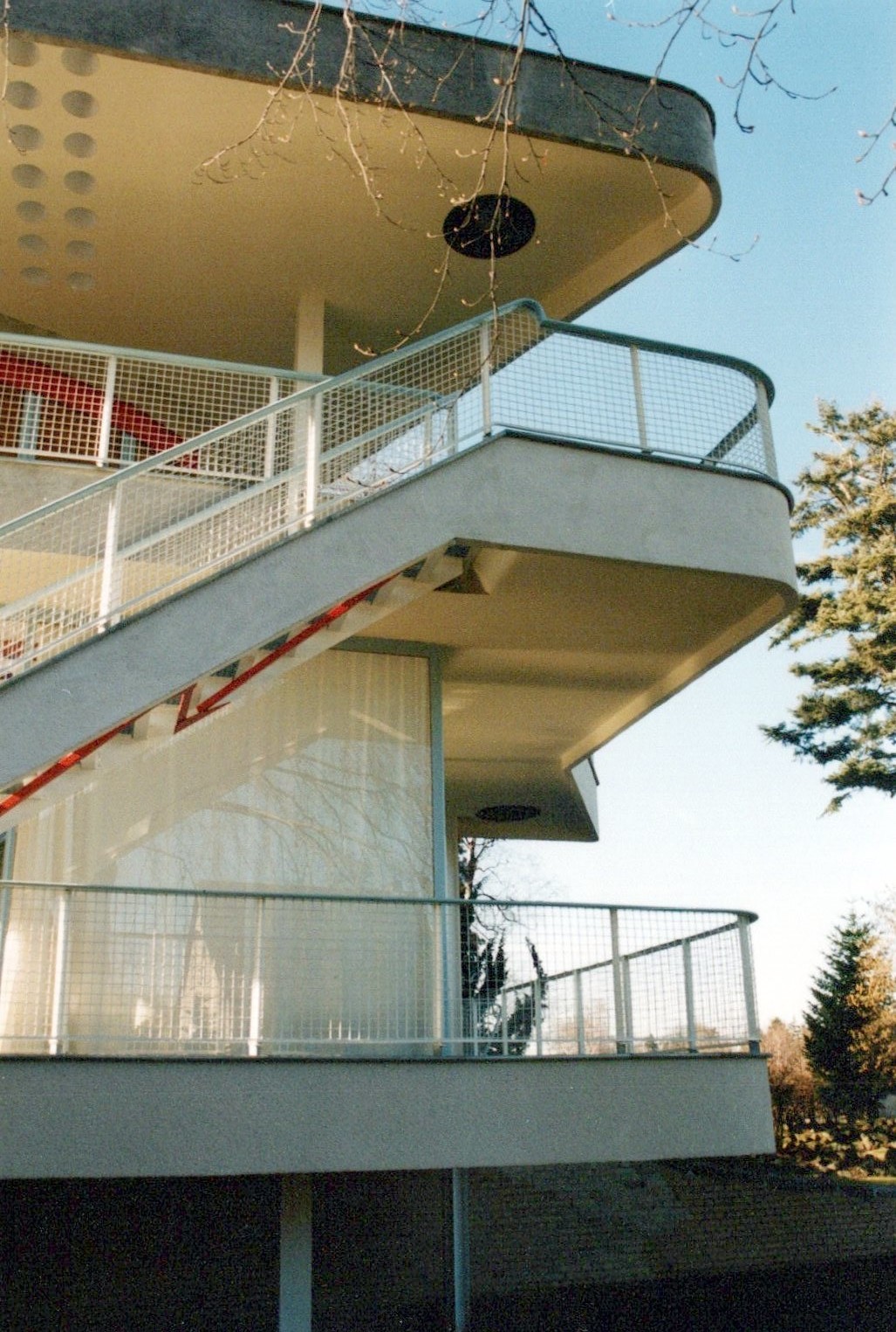 Fotografie: Außenansicht Blick zu den Balkons (Haus Schminke RR-F)