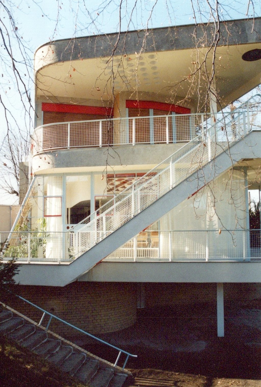 Fotografie: Außenansicht Blick zu den Balkons (Haus Schminke RR-F)