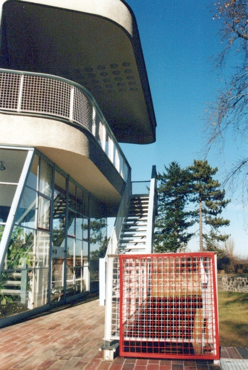 Fotografie: Blick zur Außentreppe und Balkon (Haus Schminke RR-F)