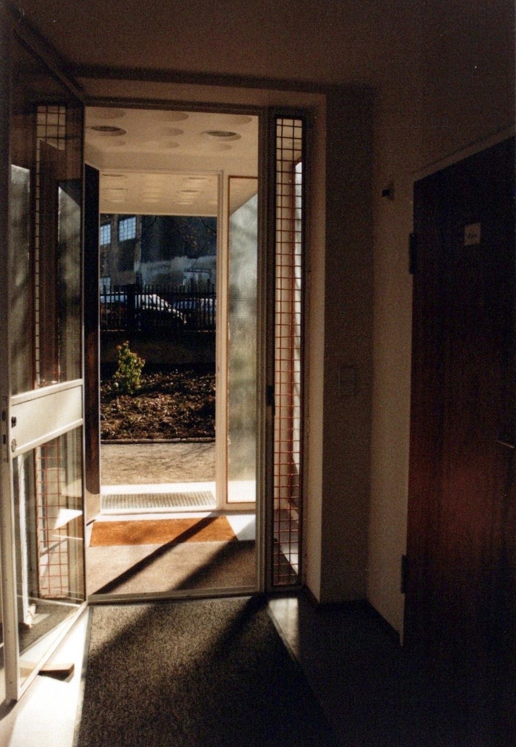 Fotografie: Eingang mit Zwischentür (Haus Schminke RR-F)