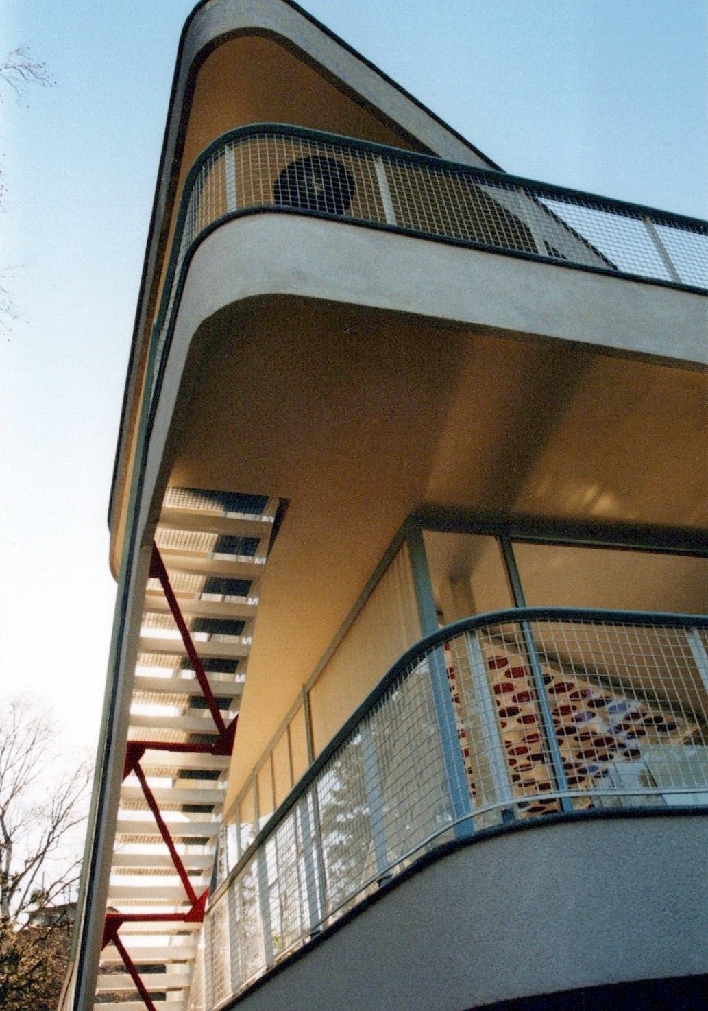 Fotografie: Blick zur Außentreppe aus gekippter Perspektive (Haus Schminke RR-F)
