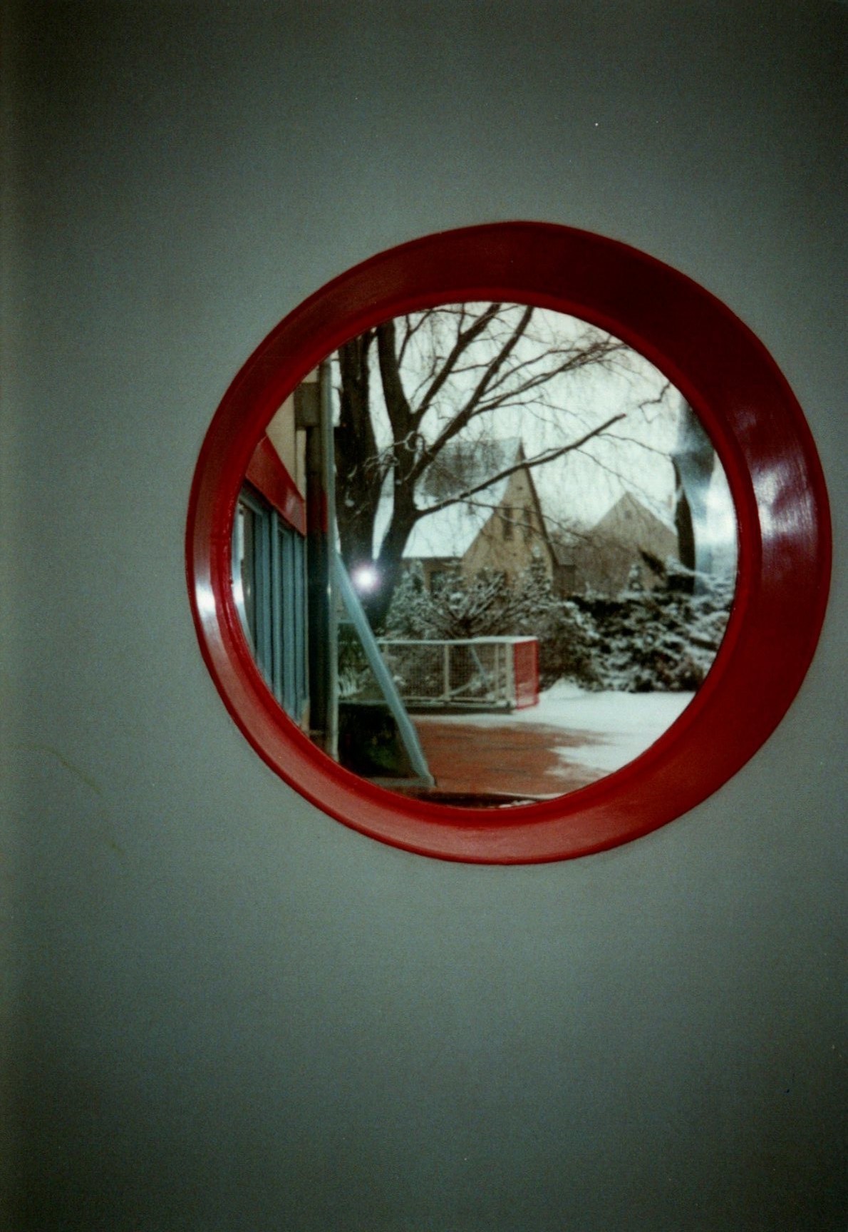 Fotografie: Blick durch rundes Fenster nach außen zur Terrasse (Haus Schminke RR-F)