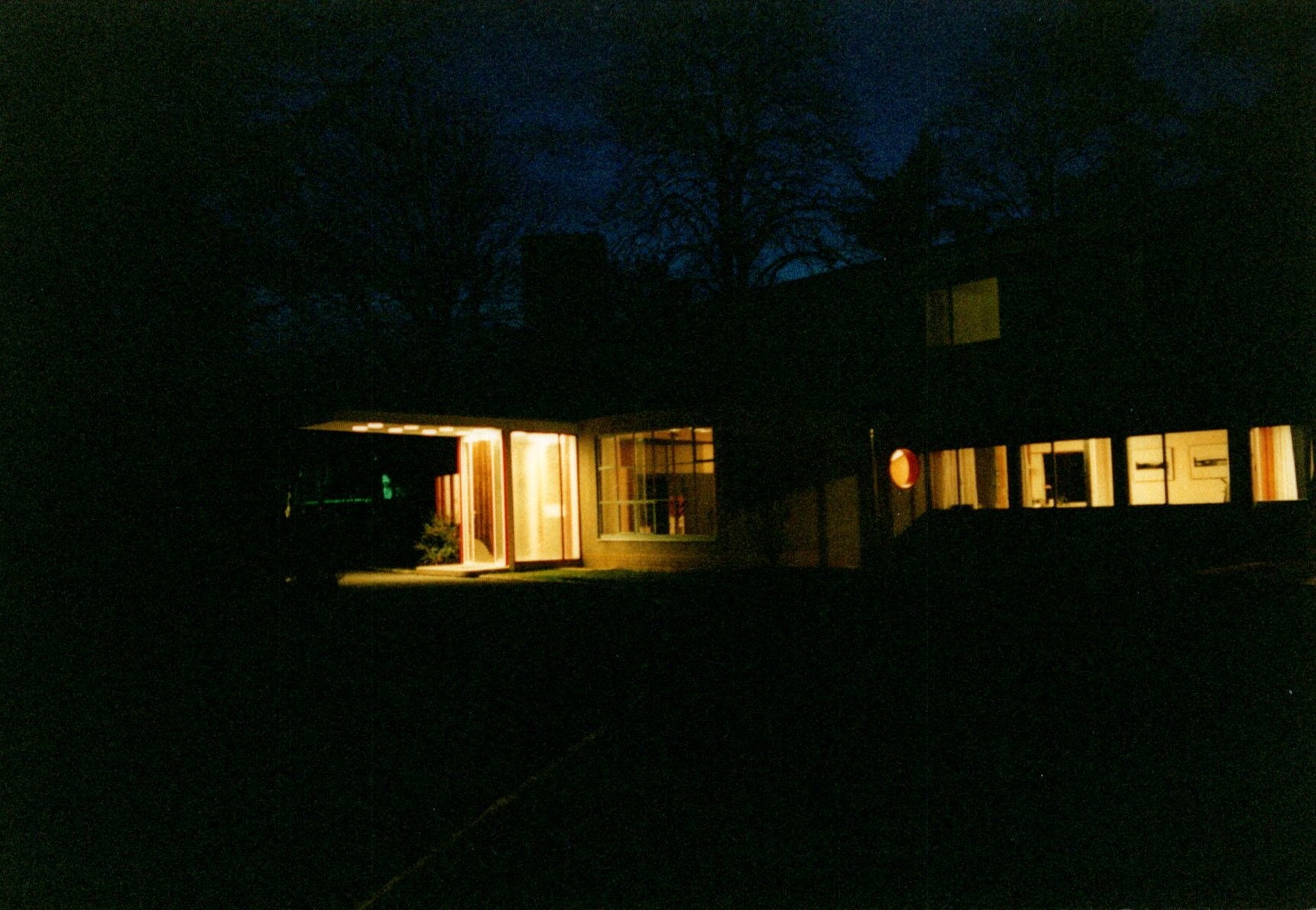 Fotografie: Außenansicht bei Nacht (Haus Schminke RR-F)