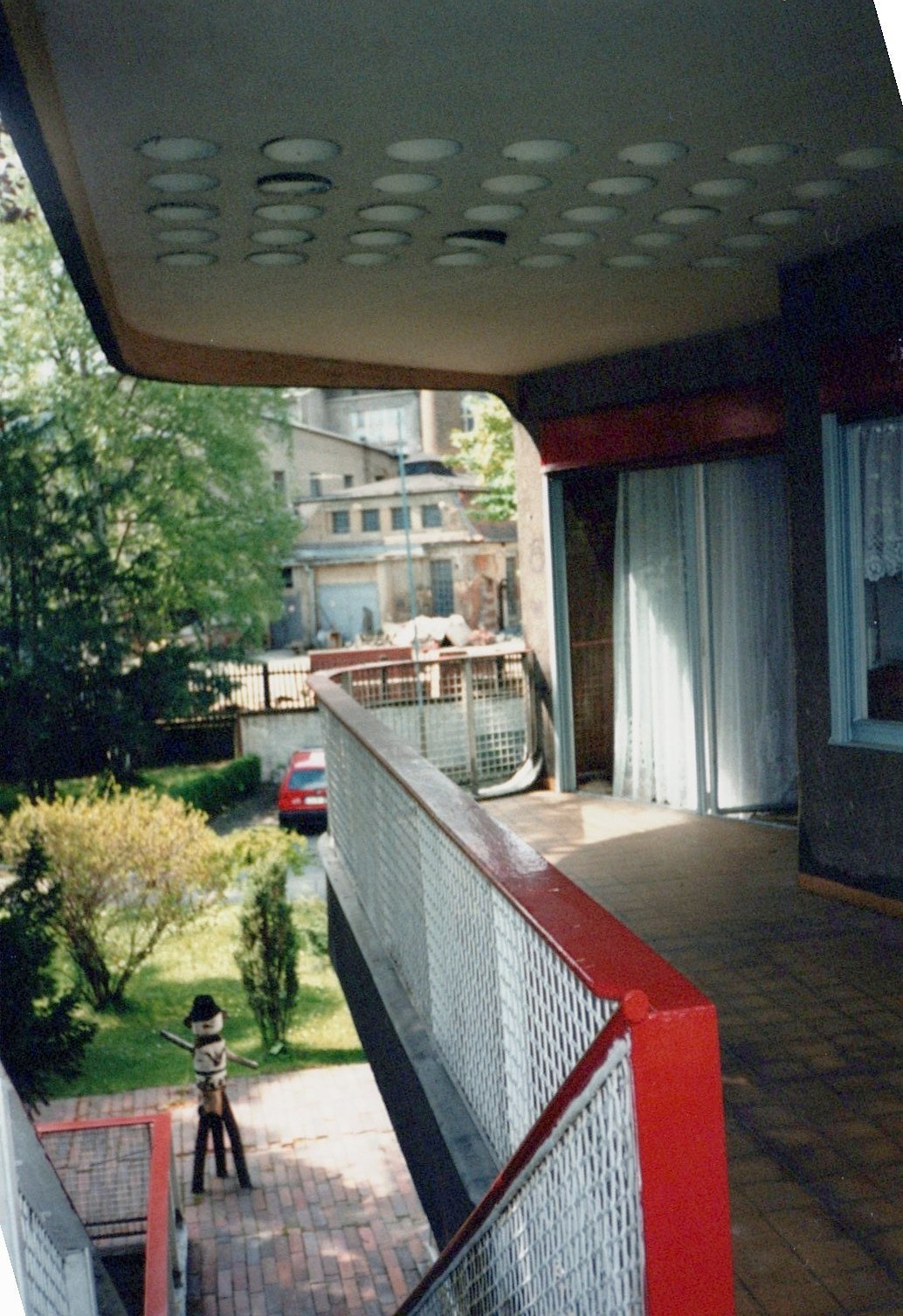 Fotografie: Blick von Terrasse/Treppe oben nach unten, Holzfigur (Haus Schminke RR-F)