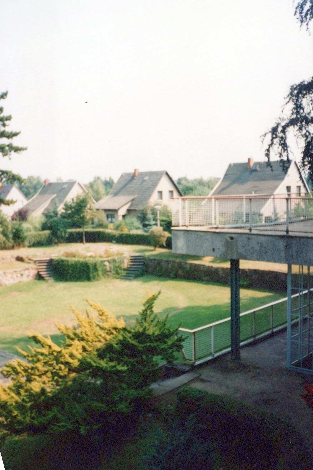 Fotografie: Blick zum Garten und Nachbarhäuser (Haus Schminke RR-F)