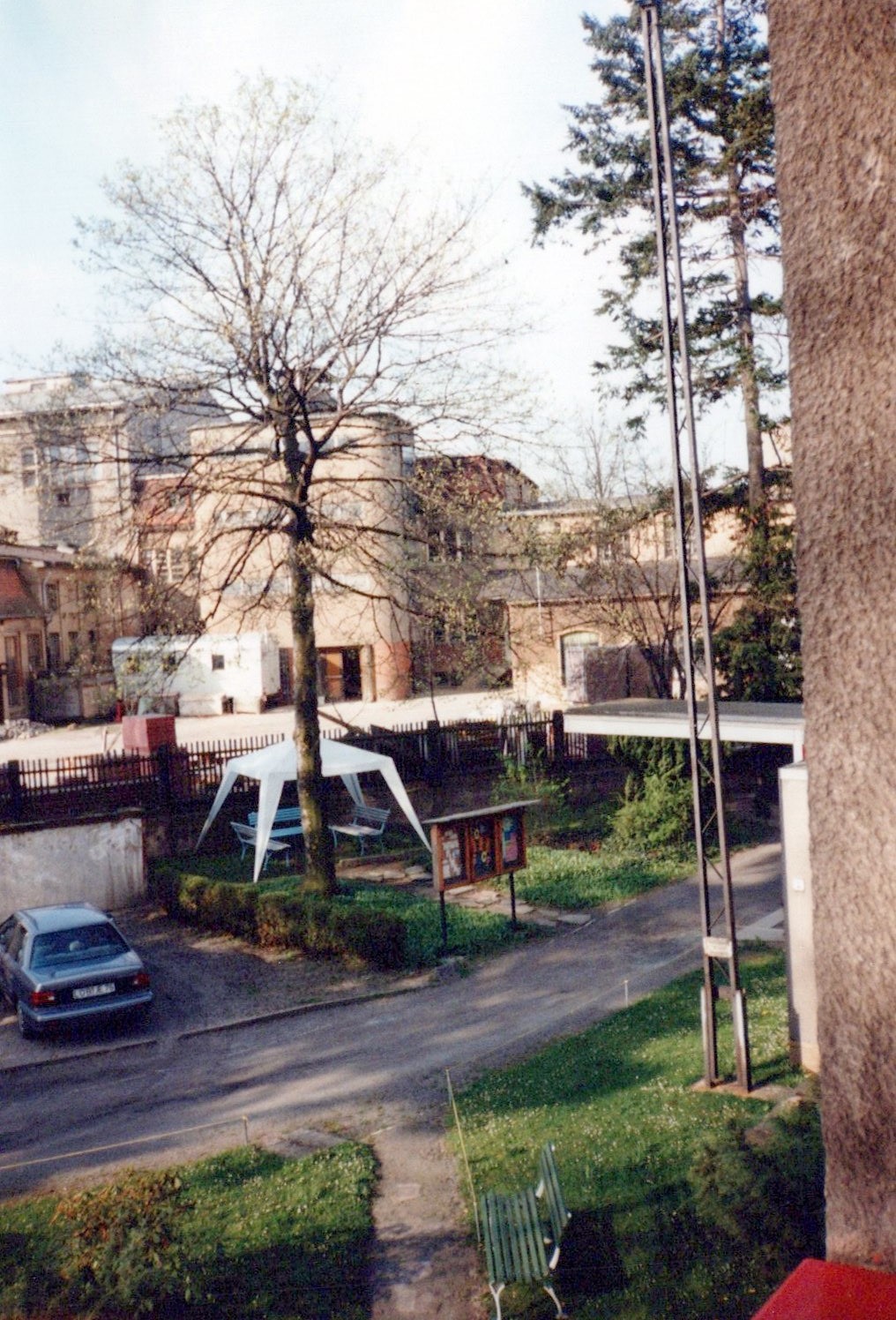 Fotografie: Blick aus Fenster Schlafzimmer, Gewächshaus, Fabrik (Haus Schminke RR-F)
