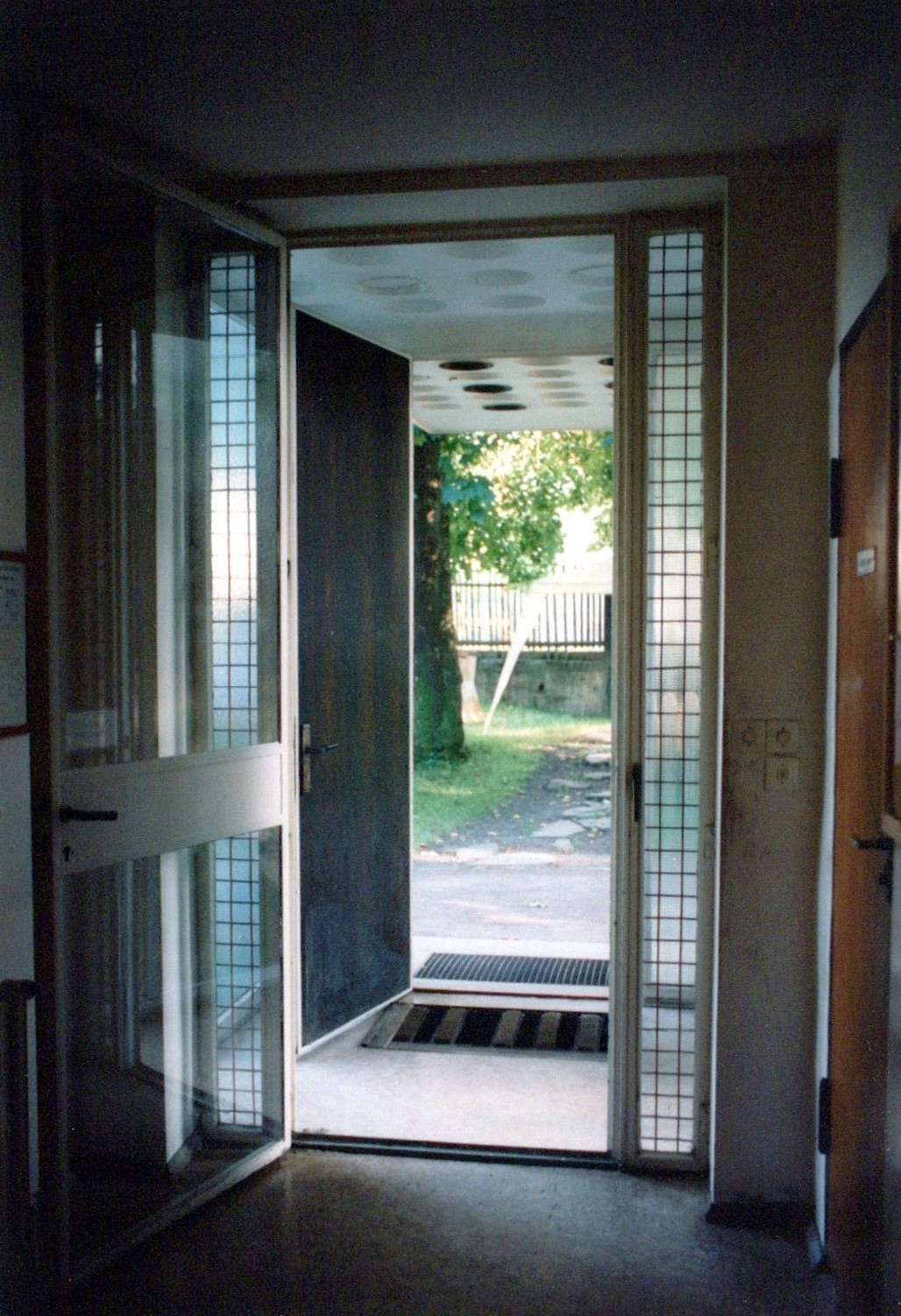 Fotografie: Eingangsbereich mit Zwischentür und Außentür (Haus Schminke RR-F)