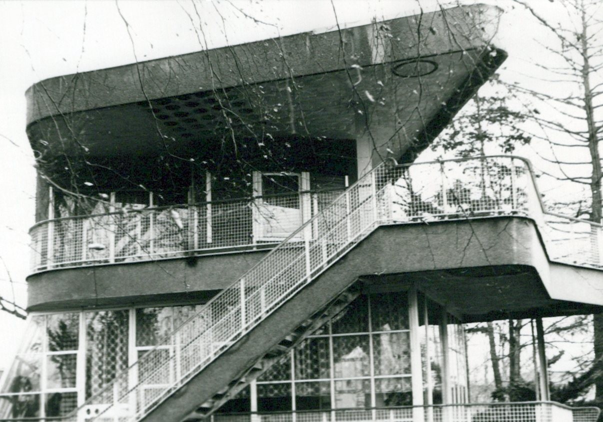 Fotografie: Teilansicht außen mit Balkon/Terrasse und Außentreppe 1980er Jahre (Haus Schminke RR-F)