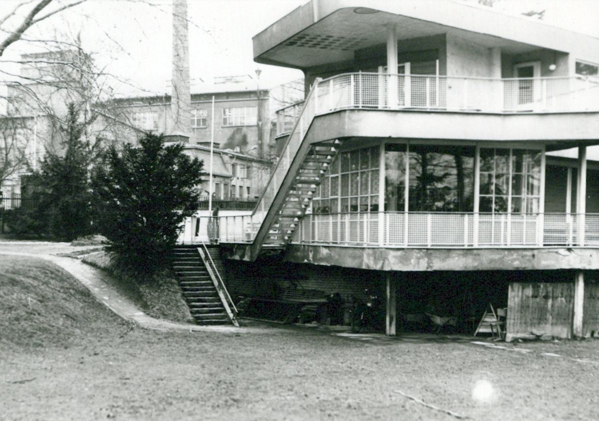 Fotografie: Teilansicht außen mit Balkon und Außentreppe 1980er Jahre (Haus Schminke RR-F)