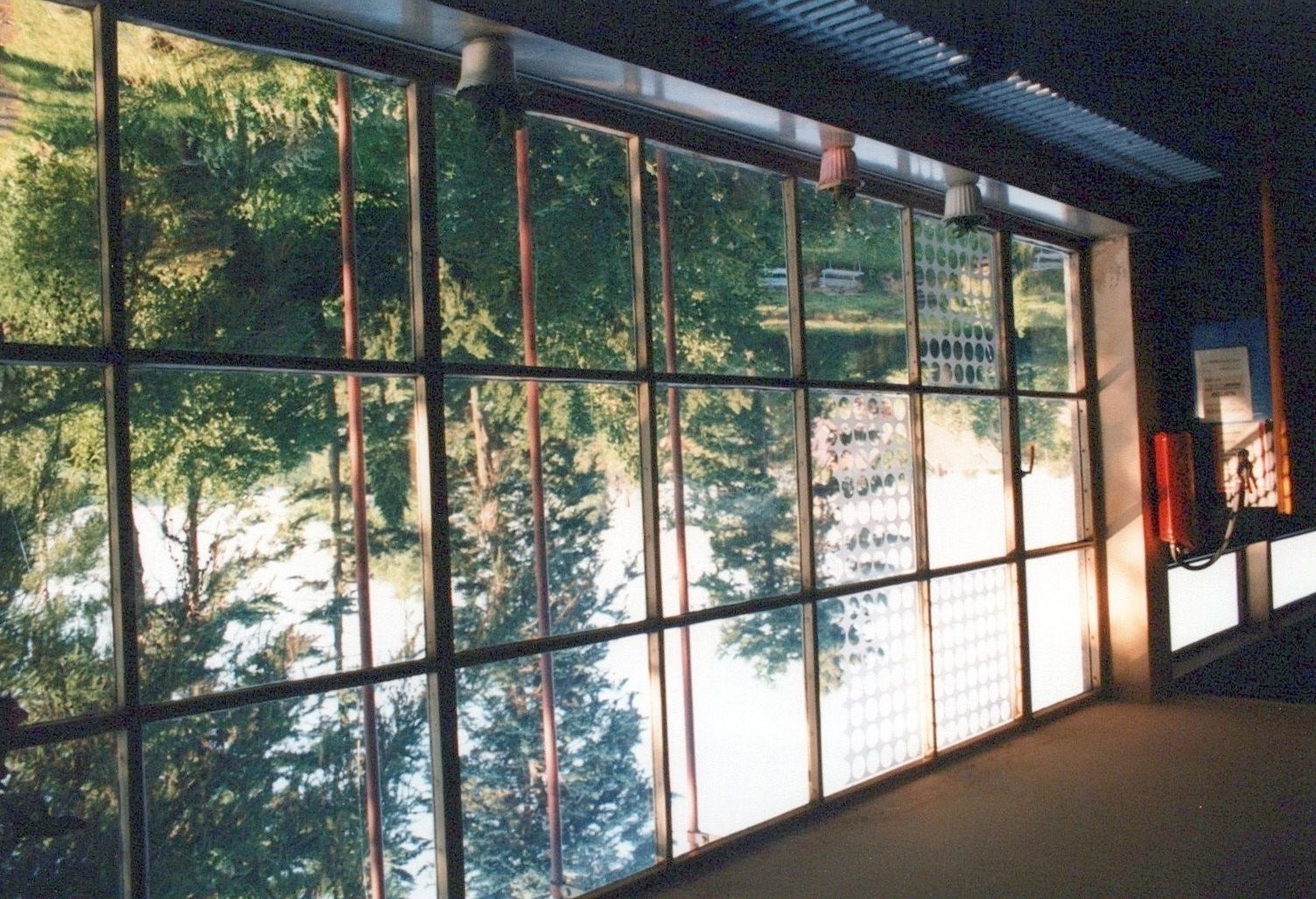 Fotografie: Obergeschoss Gang mit Fenstern (Haus Schminke RR-F)