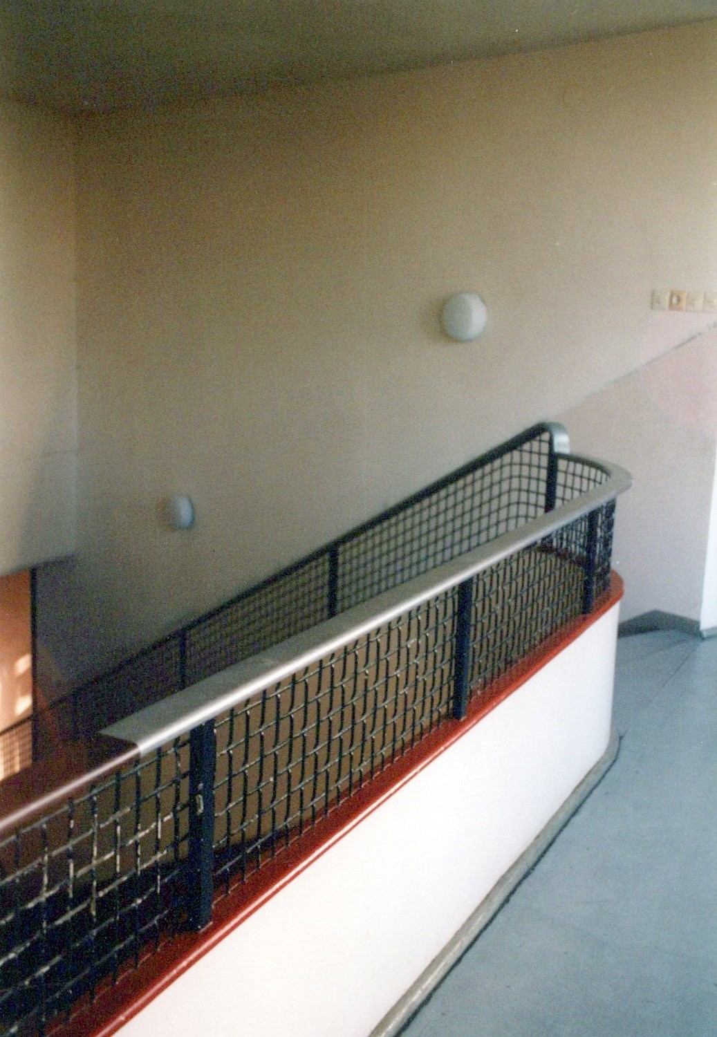 Fotografie: Treppengeländer und Gang Obergeschoss (Haus Schminke RR-F)