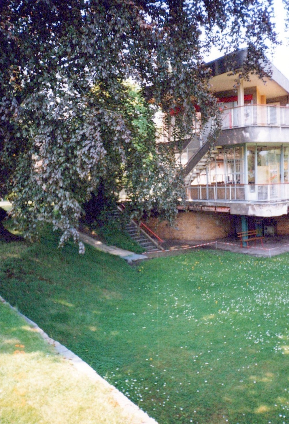 Fotografie: Außenansicht Blick zu Balkons (Haus Schminke RR-F)