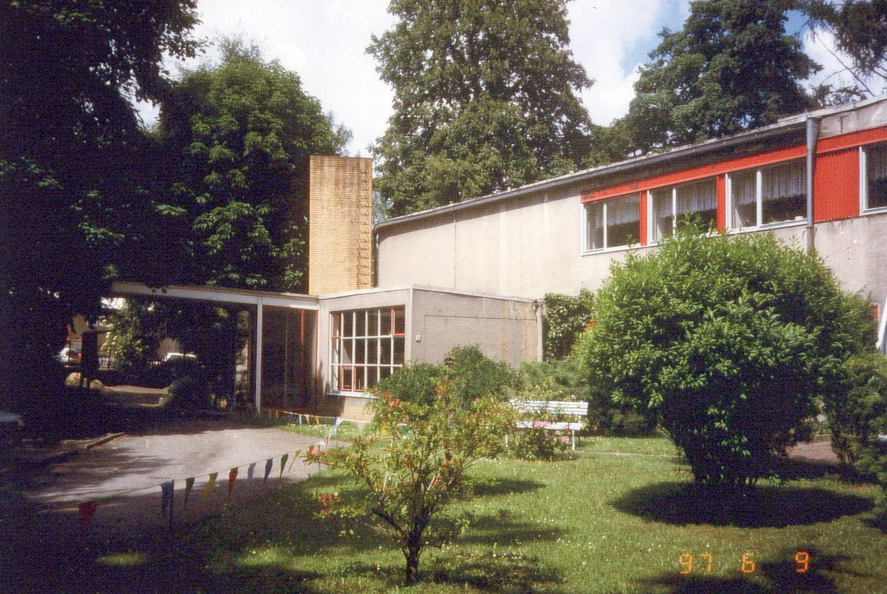 Fotografie: Blick zum Haus mit Eingangsbereich (Haus Schminke RR-F)