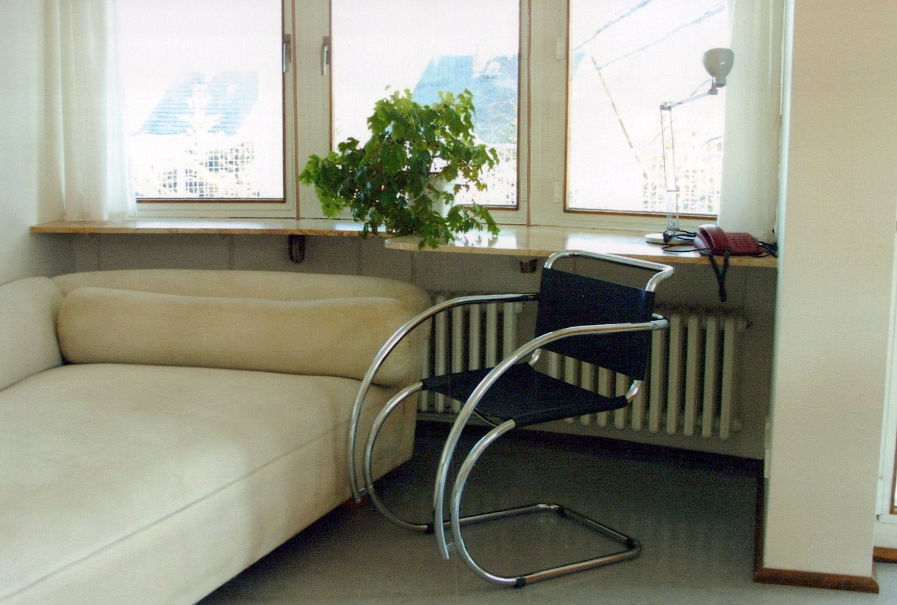 Fotografie: Elternschlafzimmer mit Stuhl und Bettcouch (Haus Schminke RR-F)