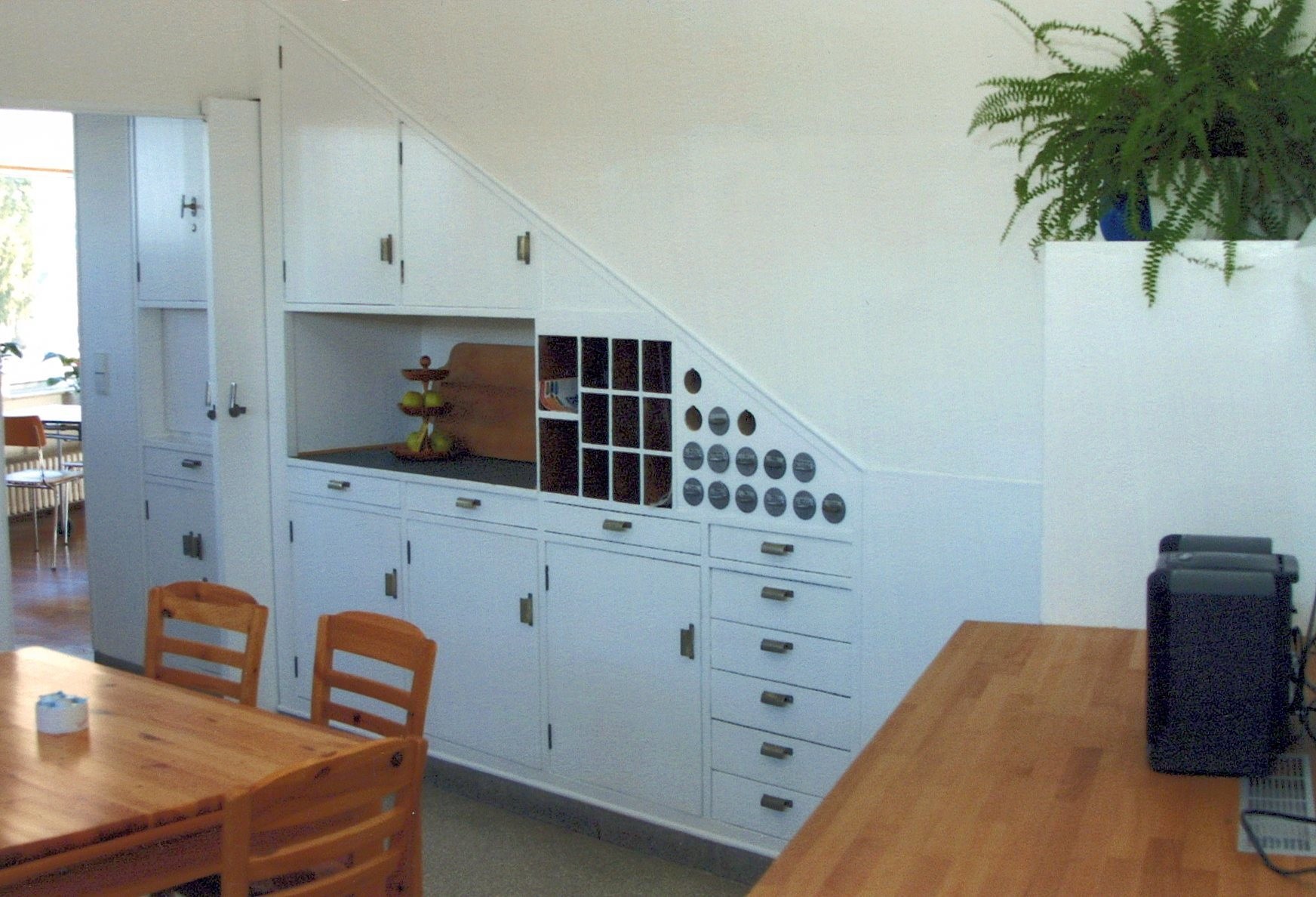Fotografie Küche mit Schränken Tisch und Stühlen (Haus Schminke RR-F)