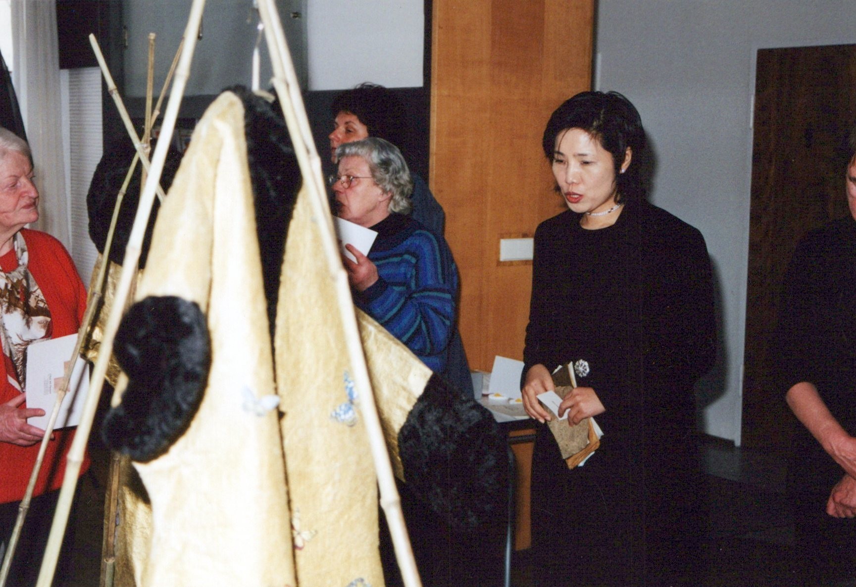 Fotografie: Ausstellung Mi-Hyoun Choe Papierkleider Korea (Haus Schminke RR-F)