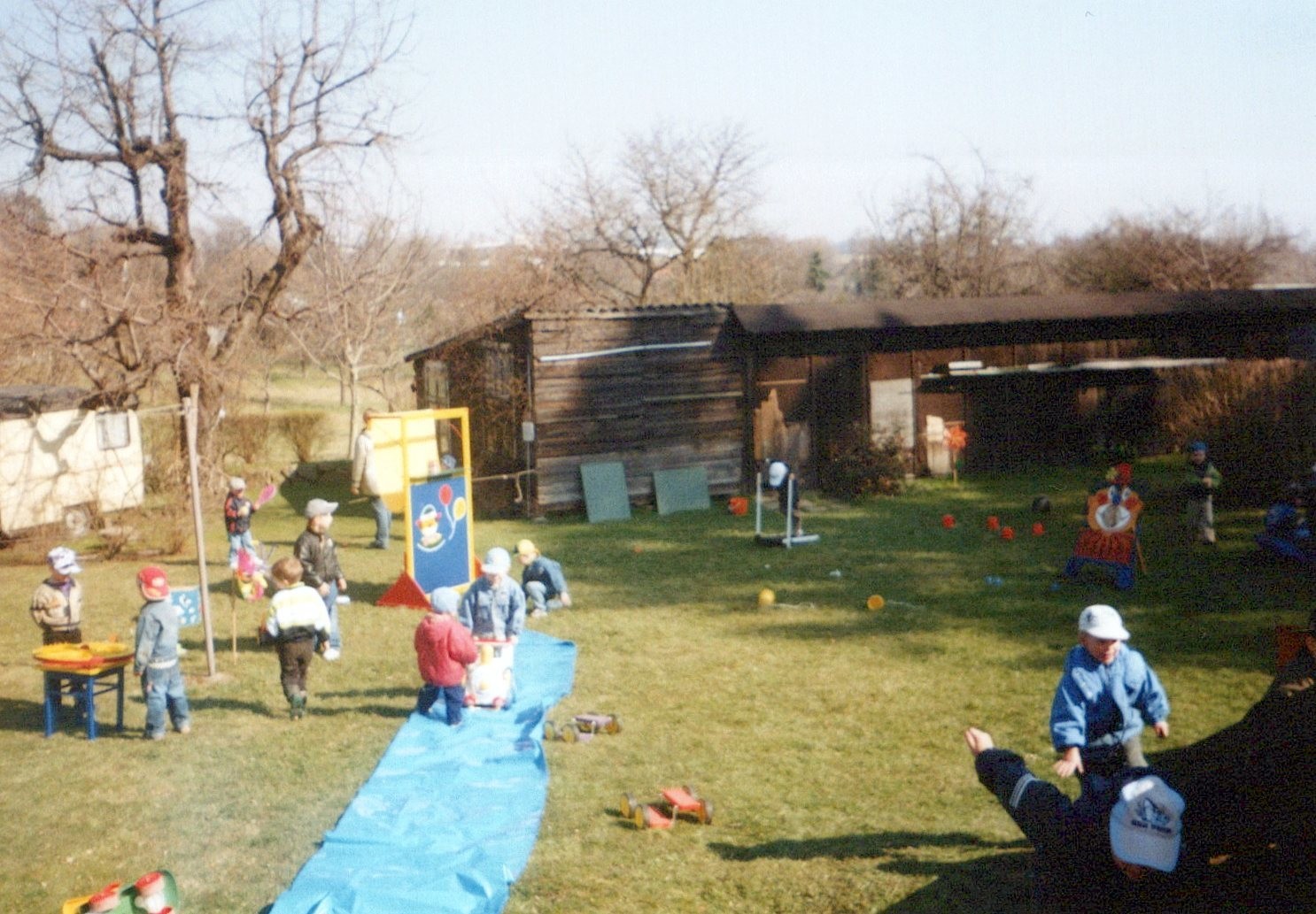 Fotografie: Kinder beim Spielen im Garten Ostern (Haus Schminke RR-F)
