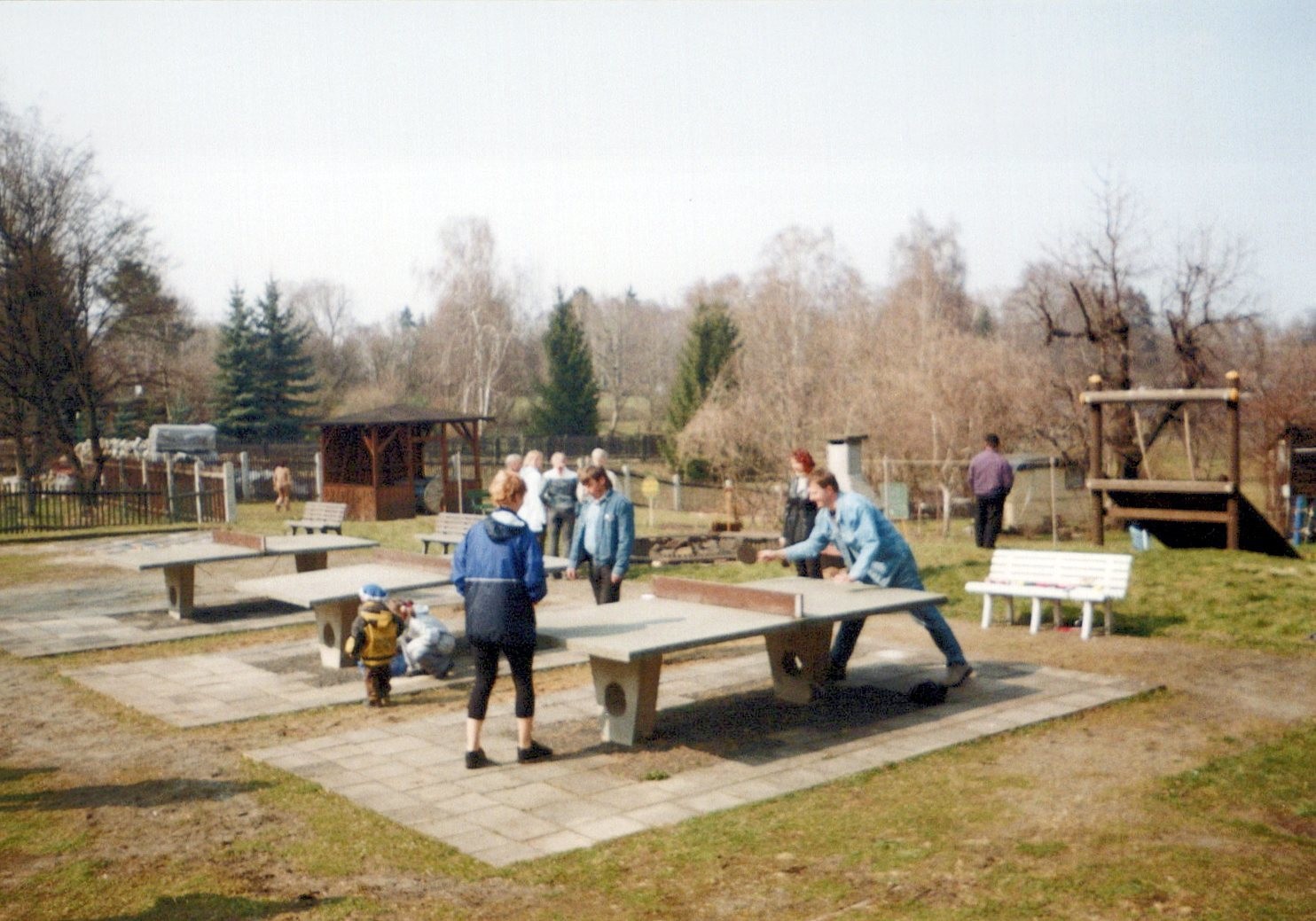 Fotografie: Personen im Garten beim Tischtennis (Haus Schminke RR-F)