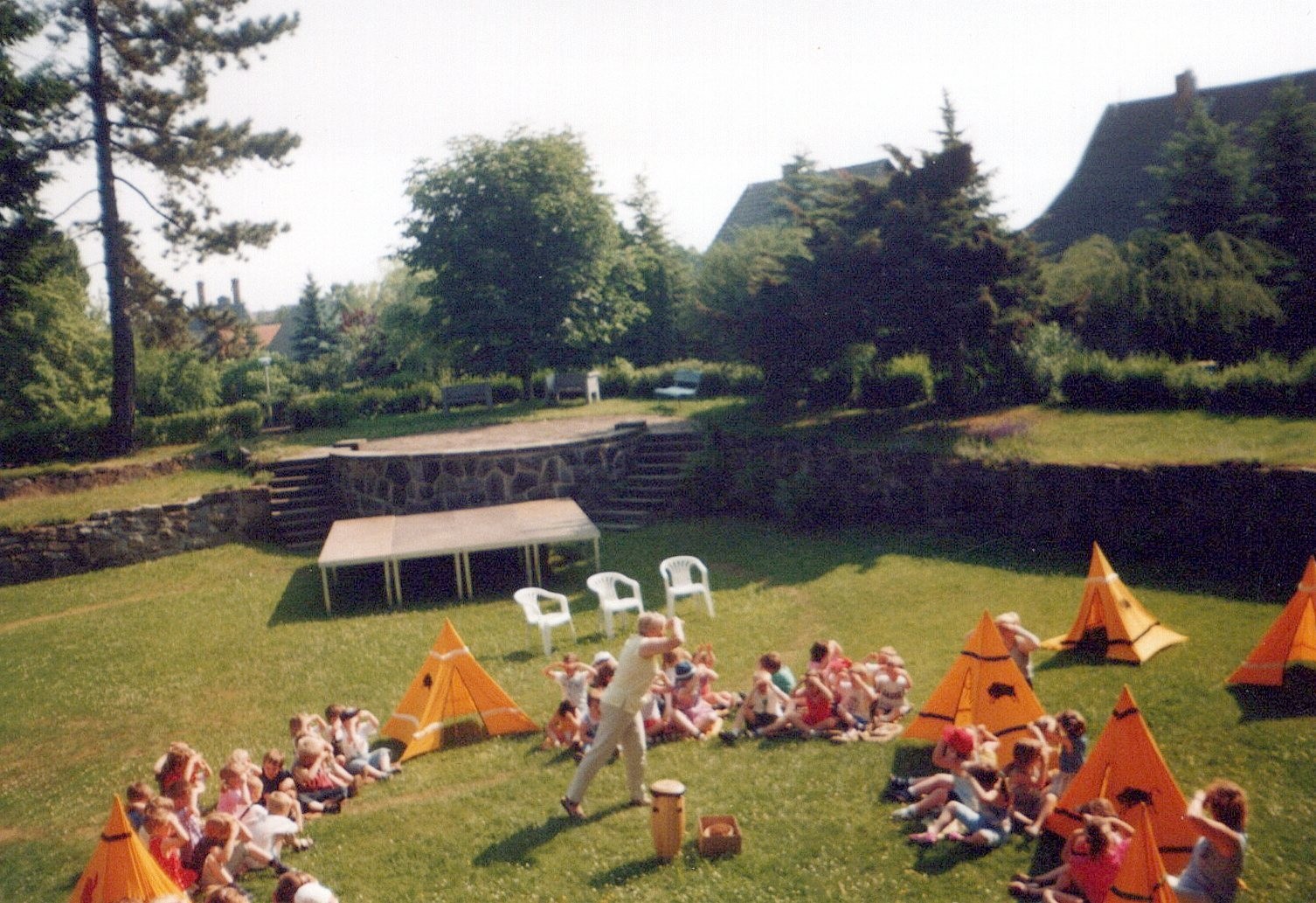 Fotografie: Kinder im Garten bei einem Fest (Haus Schminke RR-F)