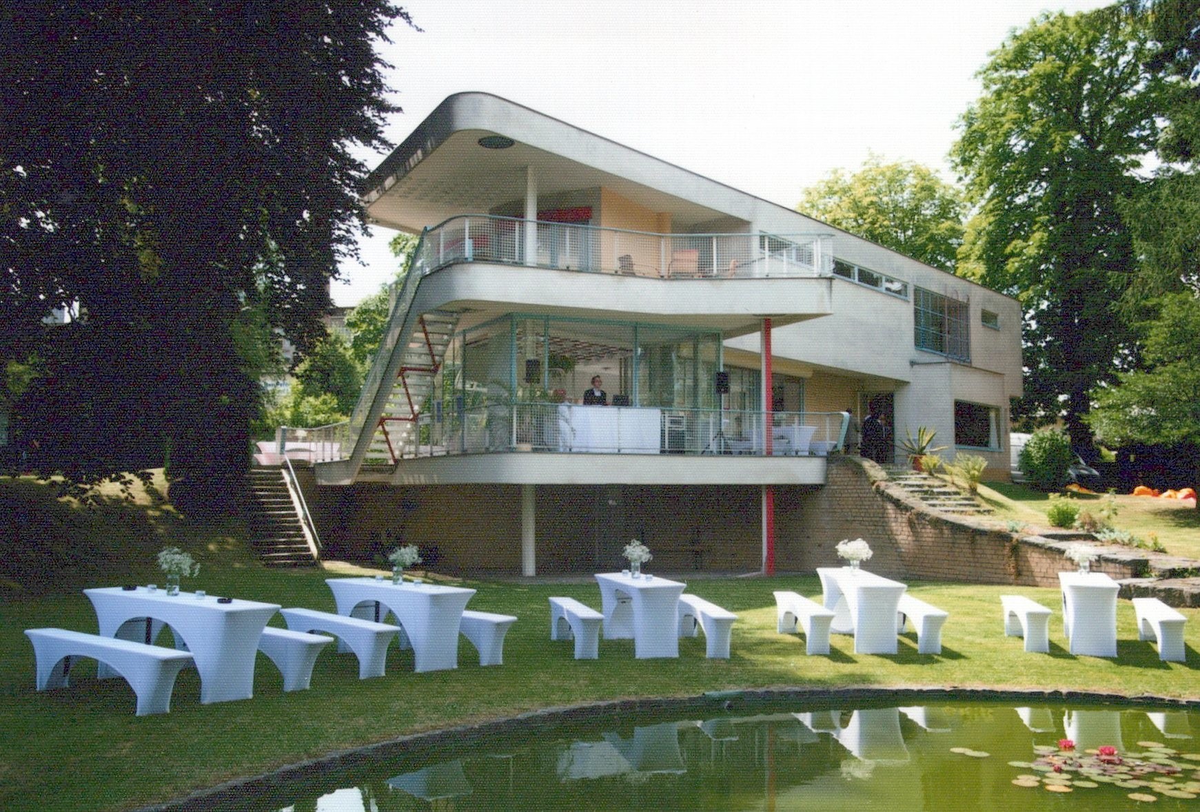 Fotografie: Außenansicht Haus mit Teich Tischen und Stühlen (Haus Schminke RR-F)
