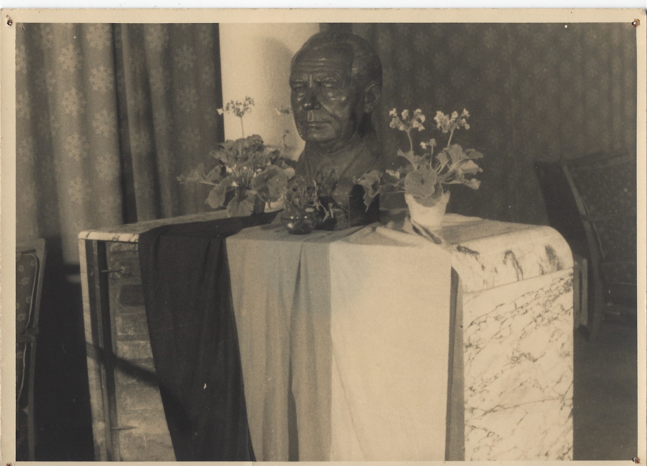 Fotografie: Büste von Wilhelm Pieck auf Kamin (Haus Schminke RR-F)