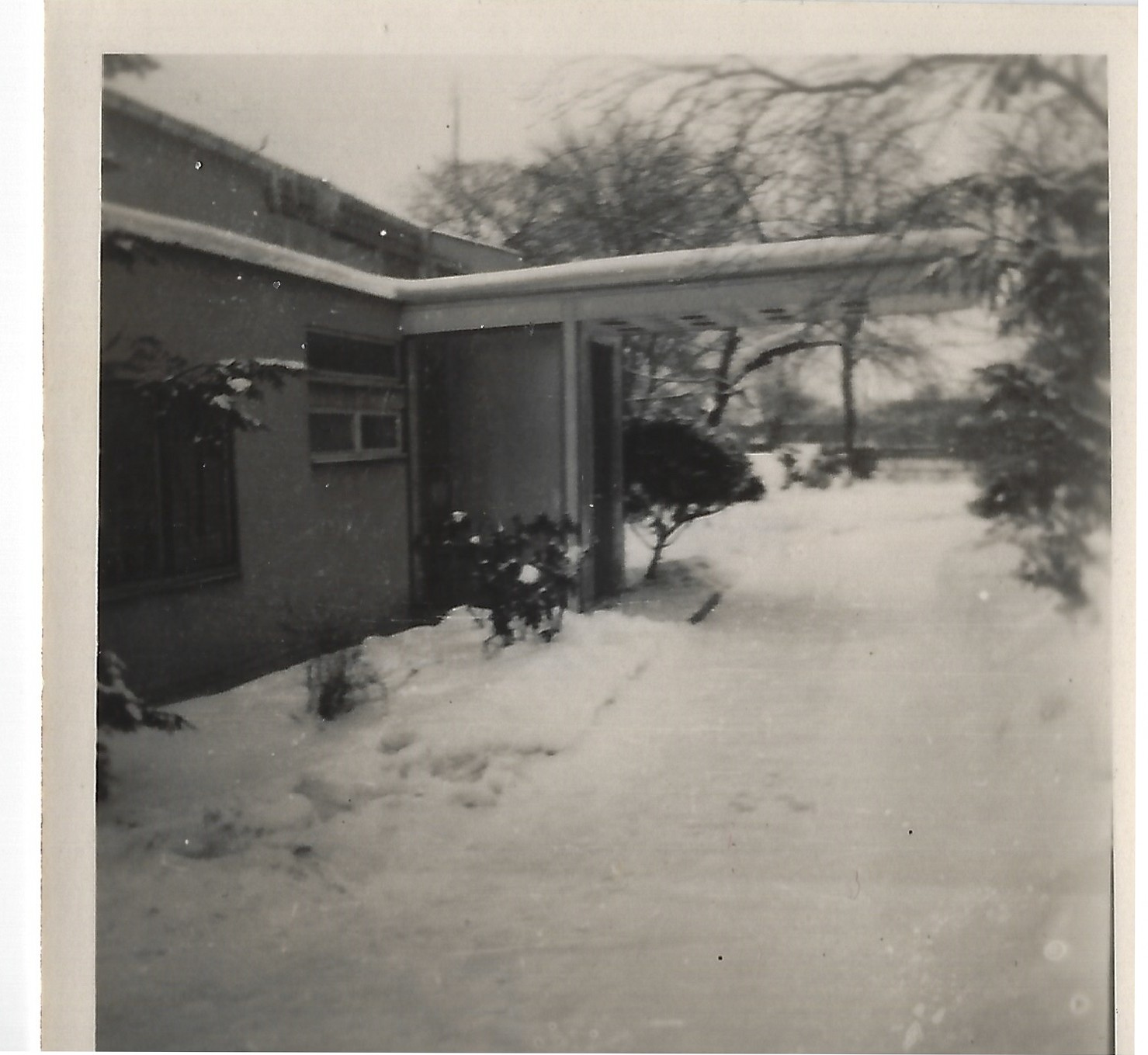 Fotografie: Außenansicht Blick zum Eingang im Winter (Haus Schminke RR-F)