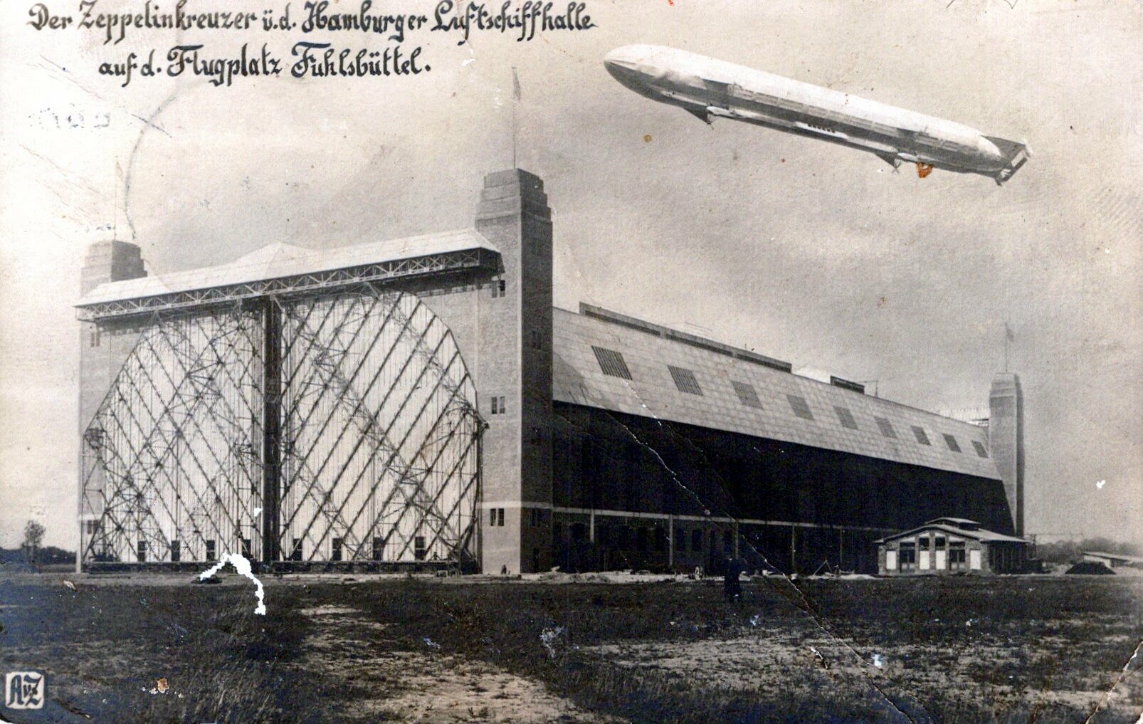 Postkarte: Zeppelin auf Flugplatz (Haus Schminke RR-F)