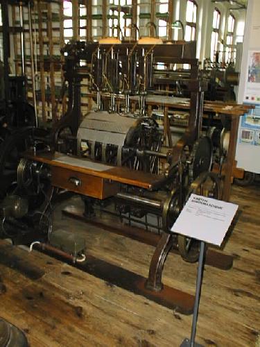 Kartenbindemaschine (Textil- und Rennsportmuseum Hohenstein-Ernstthal CC BY-NC-SA)